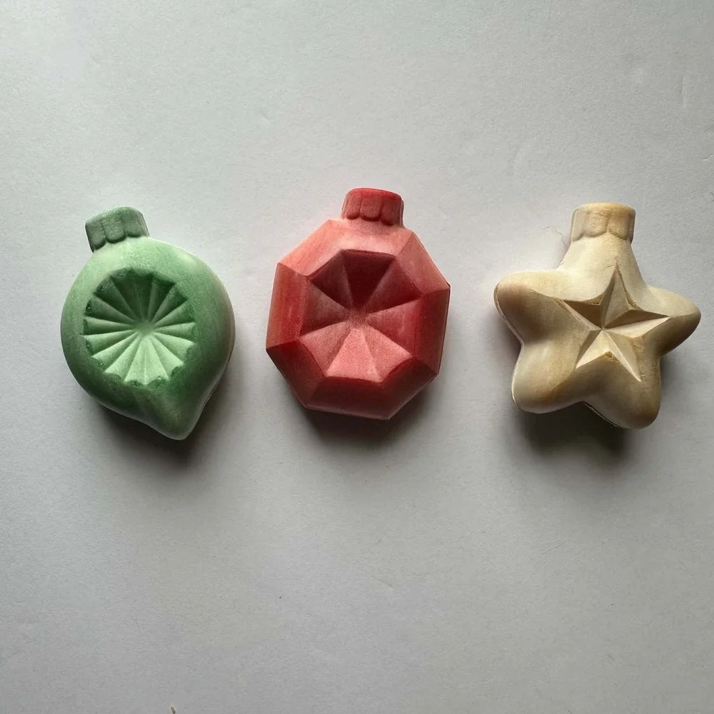 Vintage Avon‎ Christmas Ornament Shaped Guest Soap Set Red Green Gold 3pc Boxed