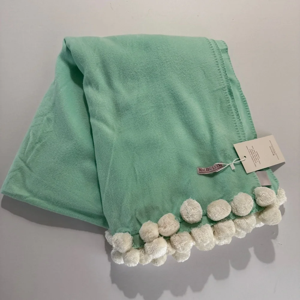 Malibu‎ Luxxe Luxxe Pom Pom Throw Green New